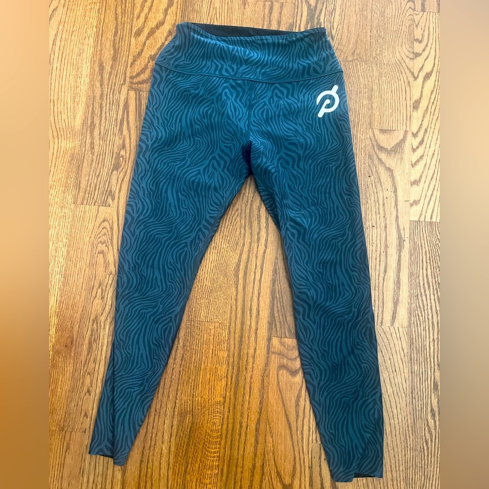 Peloton Cadent High-Rise reversible legging in black and blue zebra - sz M